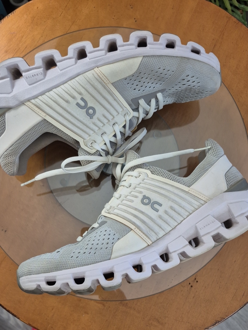 On Running Women's Athletic Shoes - Light Gray & White. Size 10 - Picture 3 of 8